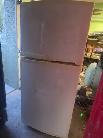 Whirlpool gold 18 cubic feet top freezer REFRIGERATOR