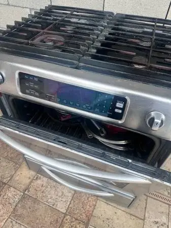 KitchenAid Gas Stove & Oven ( THE TWO FRONT BURNERS WORK & the oven wo