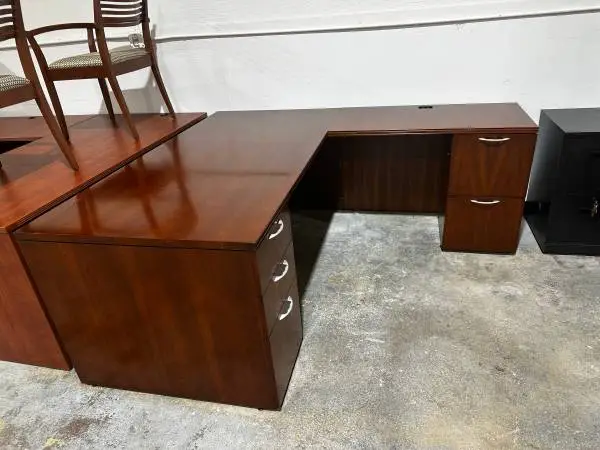 OFFICE/HOME DESK L-SHAPE WOODEN DESK