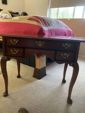 Small Well Built Desk (3 Drawers )