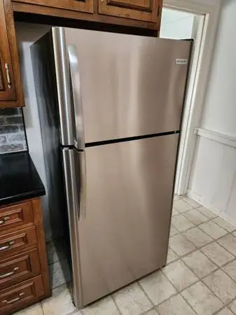 Refrigerator Top Freezer 18 cu ft - Stainless Steel Frigidaire