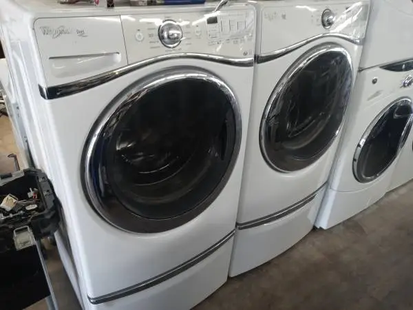 ★Whirlpool Duet front load washer and dryer set on pedestals