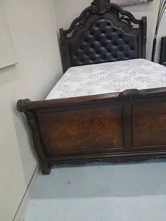 Like new Queen bed and mattress VENDO CAMAS