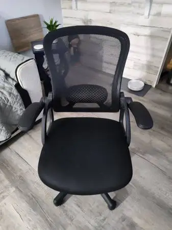* LIKE NEW OFFICE CHAIR