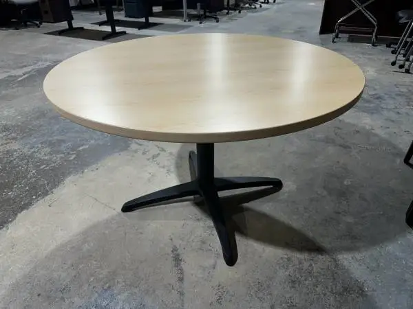 OFFICE TABLE ROUND TABLE LIKE NEW