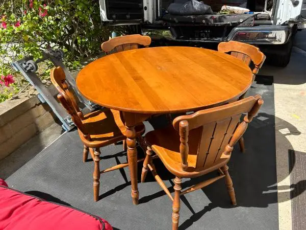 BEAUTIFUL QUALITY 5 PC MAPLE DINING SET CAN DELIVER LOCAL IF NEEDED