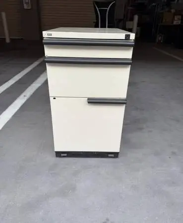 Hon cabinet