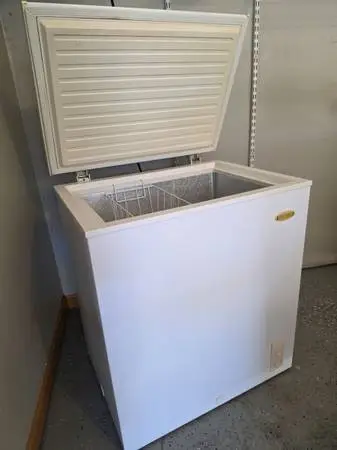 Holiday 5.0 Cu Ft Chest Freezer – Works Great