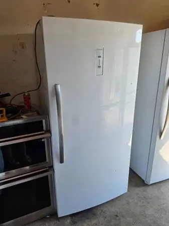 New ! Frigidaire white upright refrigerator 21 cu ft