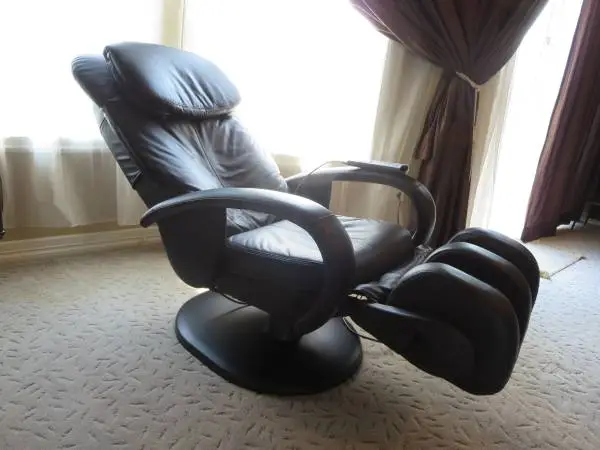 Human Touch HT125 Robotic Massage Chair – Excellent Condition w/Manual