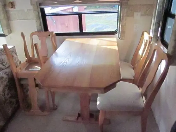 table 4chairs-2 rotating rockers  double hide a bed queen mattre
