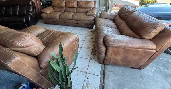 FLEXSTEEL COUCH, LOVE SEAT, CHAIR AND OTTOMAN SET CAMEL COLOR, DELIVERY INCLUDED
