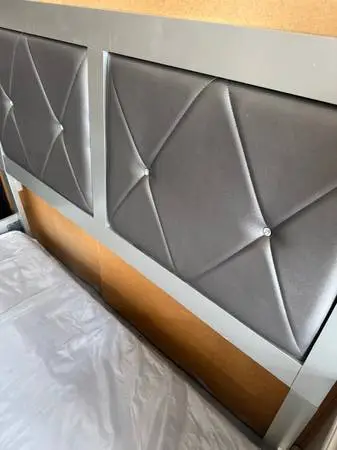 Queen Bed w/nighstand