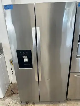 Whirlpool Stainless Steel Refrigerator W Ice & Water 713-376-0356