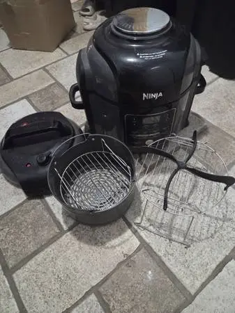 Pressure cooker/air fryer