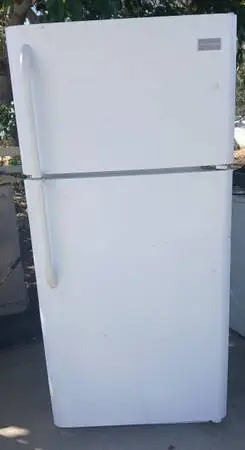18 cu ft white Frigidaire fridge w delivery