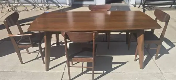 Mid Century Modern Looking Table and 4 Chairs
