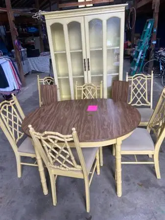 Table, Chairs an a Hutch