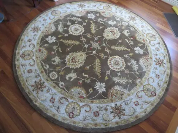 8 Round Wool Area Rug – Traditional Floral Pattern