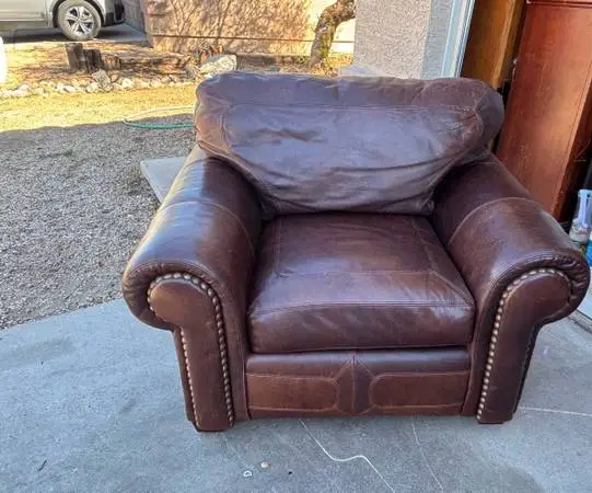 TOP GRAIN LEATHER OVER SIZED CHAIR