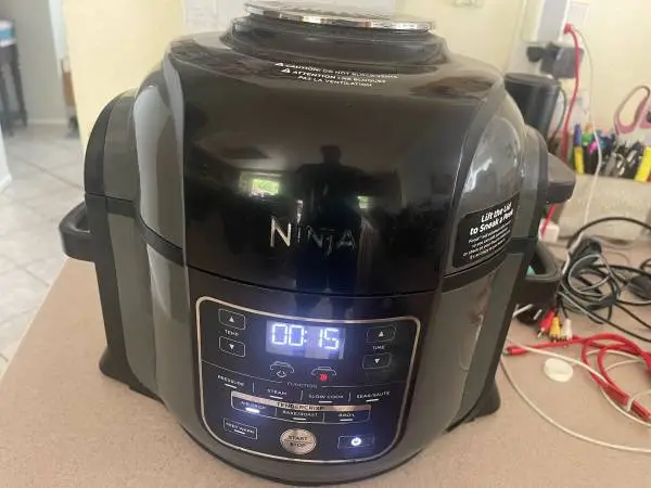 Ninja Foodi  6.5 quarts air fryer bakes slow cooker pressure cooker