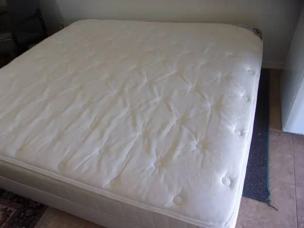 SERTA KING MATTRESS AN BOXSPRINGS-LIKE NEW