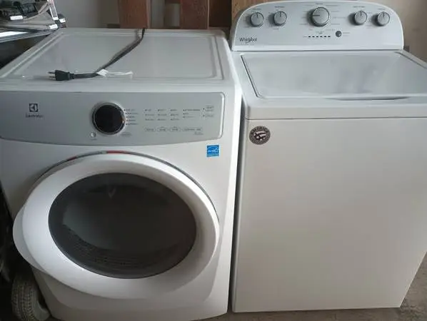 Top of the line WHIRLPOOL super capacity washer GAS dryer, work great