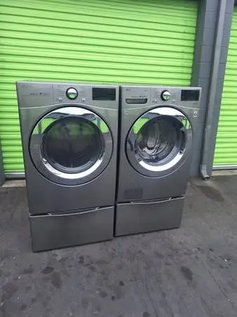 Washer and dryer set on pedestals lg