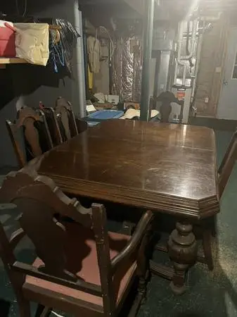 Ding Room Table & 5 chairs