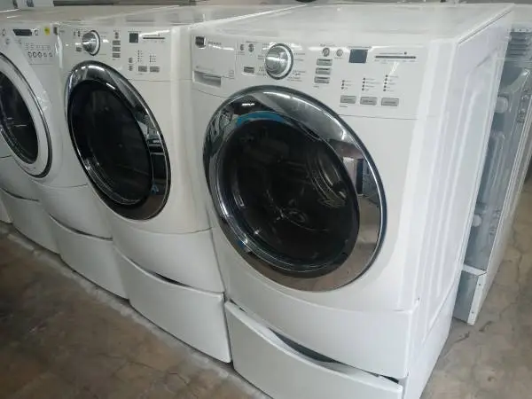 ★Maytag 3000 series front load washer and dryer set on pedestals