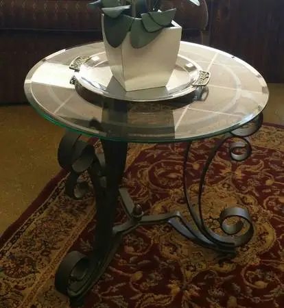 🌸IRON SCROLL END TABLE WITH ROUND GLASS TOP🌸NEED GONE ASAP