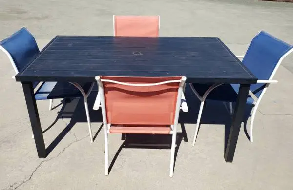 Patio Table w 4 Chairs