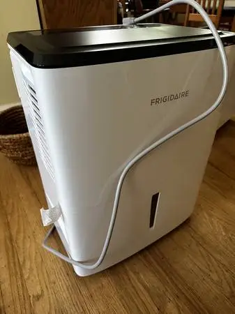 Frigidaire Dehumidifier (FFAD2233W1) 22 Pint capacity, great condition