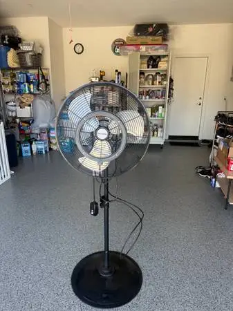Fan with cooling with water nozzles