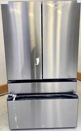 Refrigerador Samsung de 4 puertas en acero inoxidable. Está nuevo