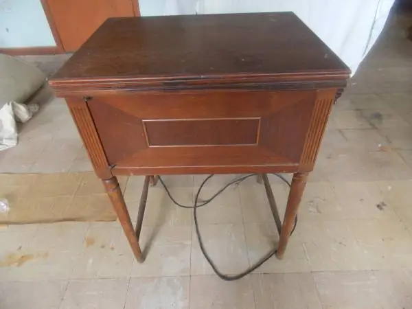 VINTAGE KENMORE SEWING MACHINE.
