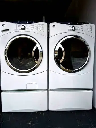 GE FRONTLOAD WASHER DRYER WITH PEDESTALS