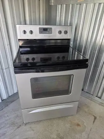 WHIRLPOOL STOVE FREE DELIVERY   ELECTRIC  STAINLESS  GLASS TOP  4 BERN