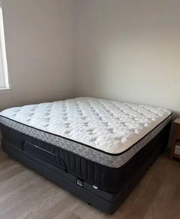 Like New King Size Midnight Intellibed
