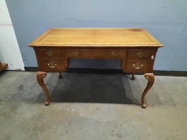 Beautiful VTG Queen Anne-style wood writing desk w/ five drawers
