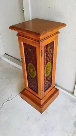 BEAUTIFUL SOLID WOOD PEDESTAL with INTERIOR STORAGE
